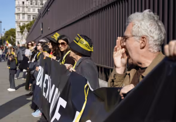 Protestors form human chain to surround the UK Parliament in London. Photo: Wikileaks/Twitter