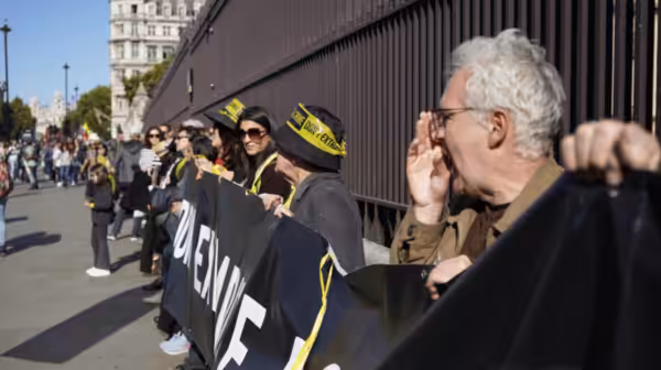 Protestors form human chain to surround the UK Parliament in London. Photo: Wikileaks/Twitter