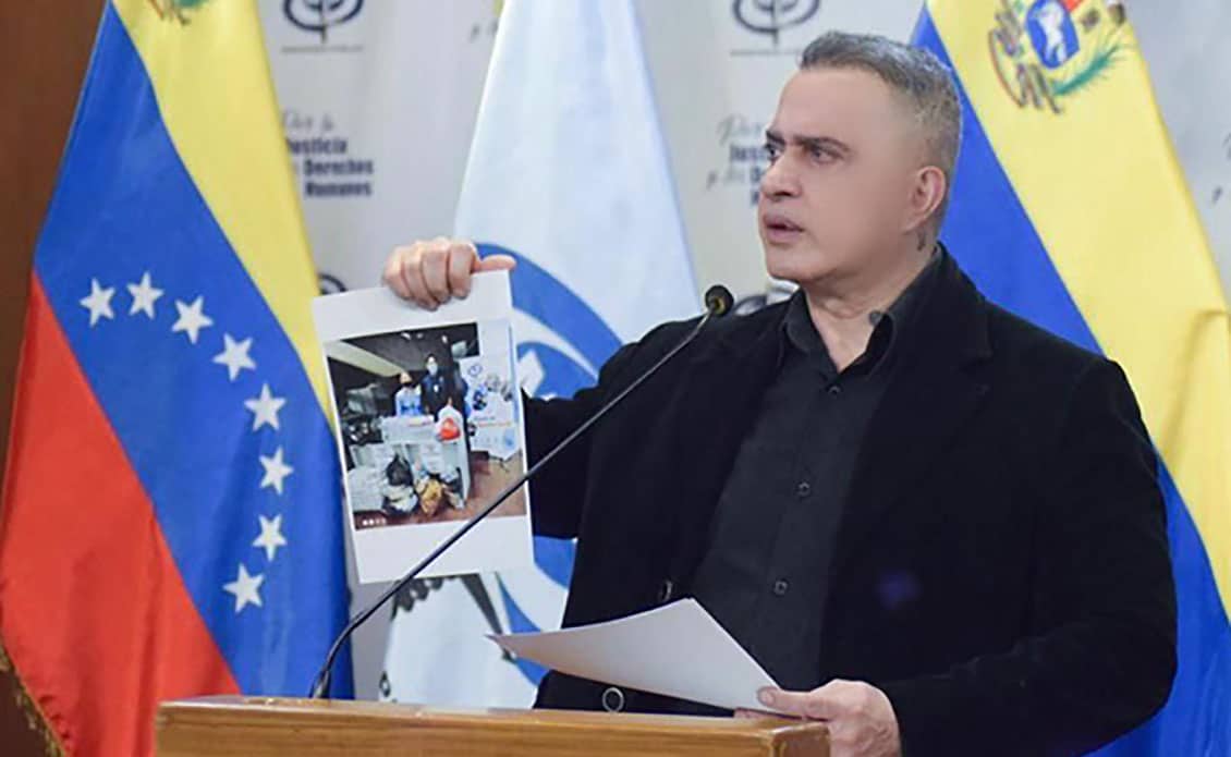 Attorney General of Venezuela Tarek William Saab holding up a photo during the October 14 press conference. Photo: Ministerio Público.