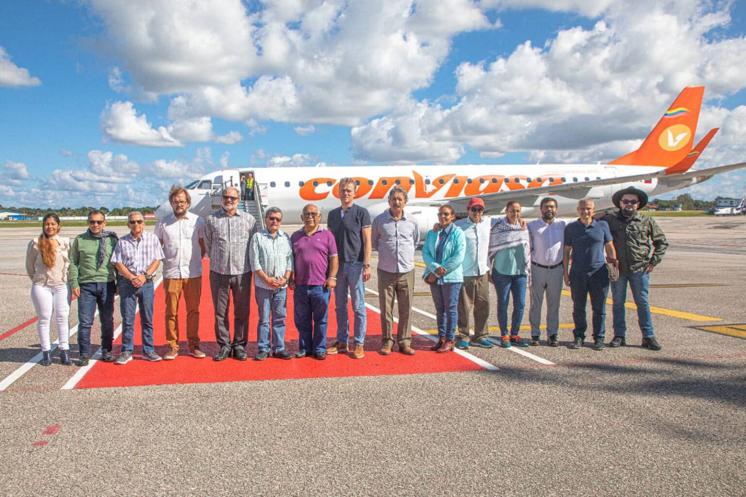 Fifteen members of the ELN delegation during their arrival at the Simón Bolívar International Airport with a Conviasa jet in the background. Photo: Caracol.