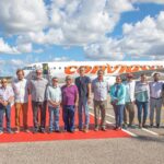 Fifteen members of the ELN delegation during their arrival at the Simón Bolívar International Airport with a Conviasa jet in the background. Photo: Caracol.