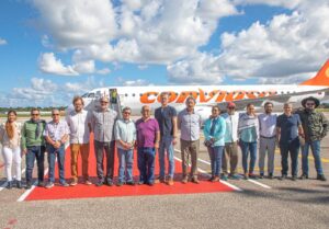 Fifteen members of the ELN delegation during their arrival at the Simón Bolívar International Airport with a Conviasa jet in the background. Photo: Caracol.