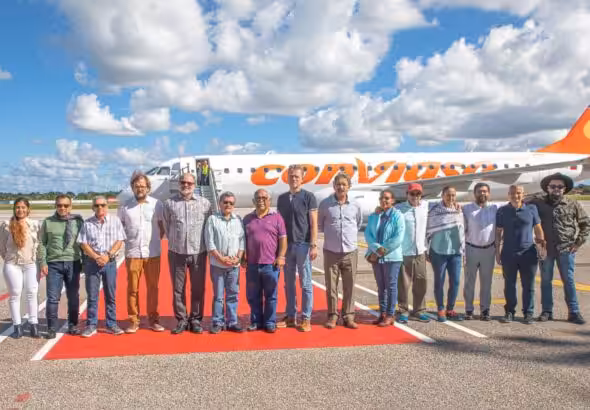 Fifteen members of the ELN delegation during their arrival at the Simón Bolívar International Airport with a Conviasa jet in the background. Photo: Caracol.