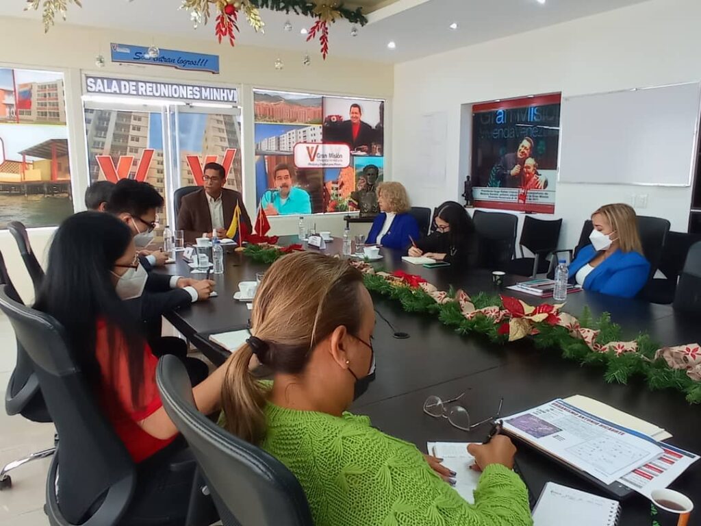 Meeting between Venezuelan housing authorities and Chinese embassy on the construction of public housing for those affected in Las Tejerías landslide. Photo: Twitter/@IMVillarroel1