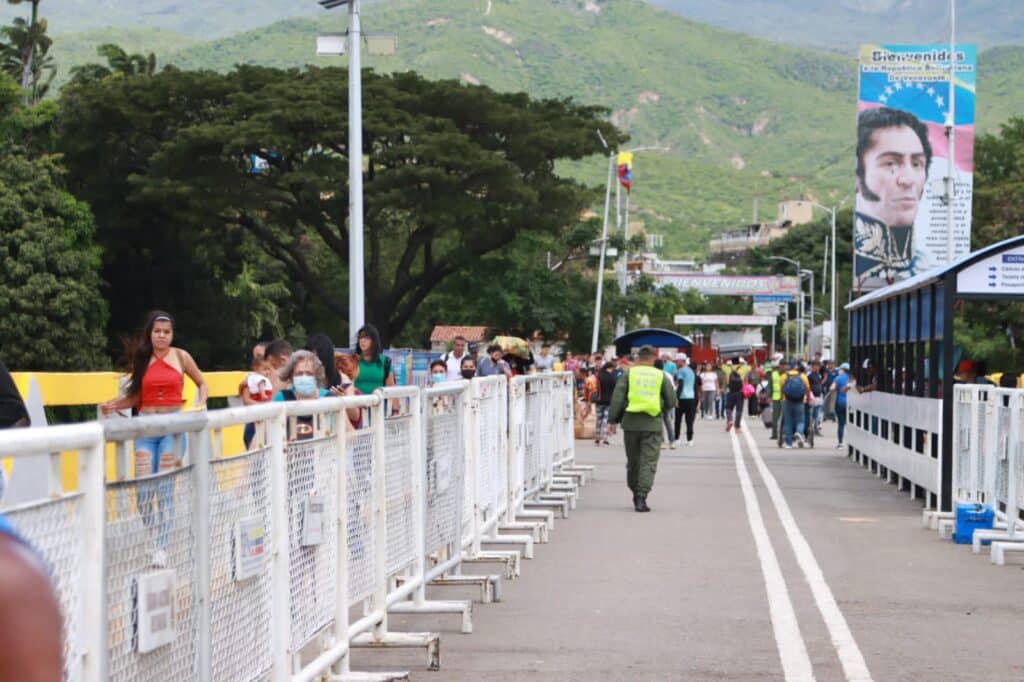 People Cross the Simón Bolívar International Bridge at the Venezuela-Colombia Border. Photo: Telemedellín.