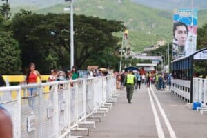 People Cross the Simón Bolívar International Bridge at the Venezuela-Colombia Border. Photo: Telemedellín.