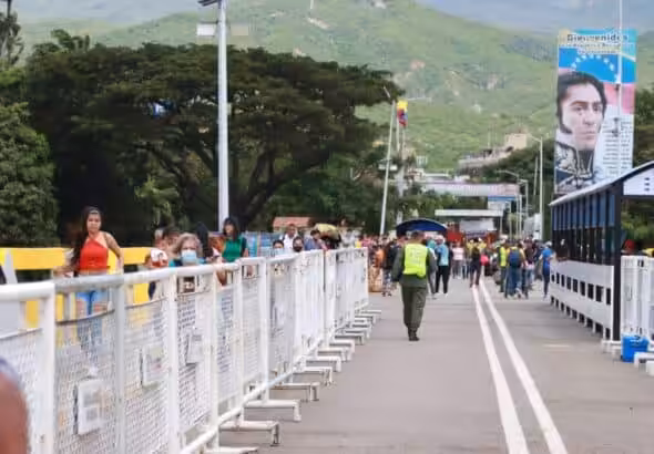 People Cross the Simón Bolívar International Bridge at the Venezuela-Colombia Border. Photo: Telemedellín.