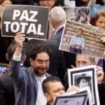 Senator Iván Cepeda holds a sign that says "Total Peace" during the installation of the new national congress. Photo: Carlos Ortega (EFF)