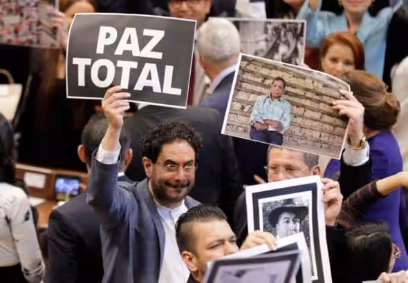 Senator Iván Cepeda holds a sign that says "Total Peace" during the installation of the new national congress. Photo: Carlos Ortega (EFF)