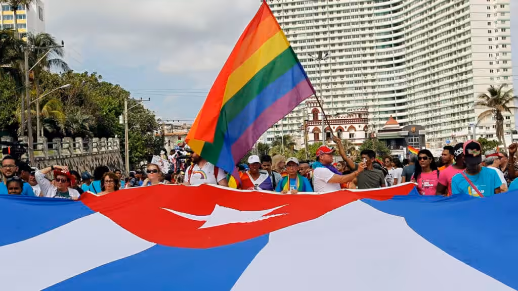 People marching with the flag of Cuba and with the LGBT flag. Photo: Ernesto Mastrascusa/Latin Content/Getty Images/Archive.