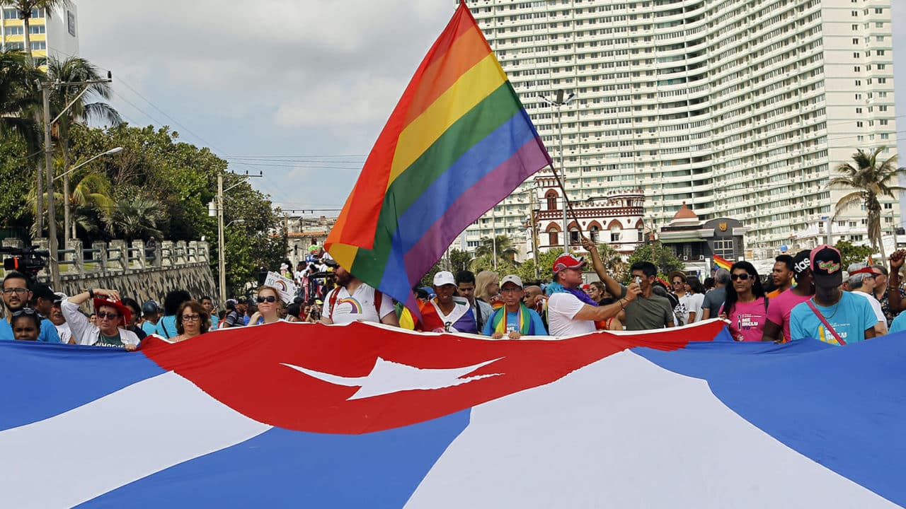 People marching with the flag of Cuba and with the LGBT flag. Photo: Ernesto Mastrascusa/Latin Content/Getty Images/Archive.