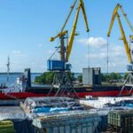 Cargo being loaded off of a ship. Photo: Misión Verdad.