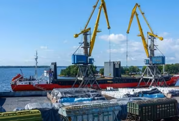 Cargo being loaded off of a ship. Photo: Misión Verdad.