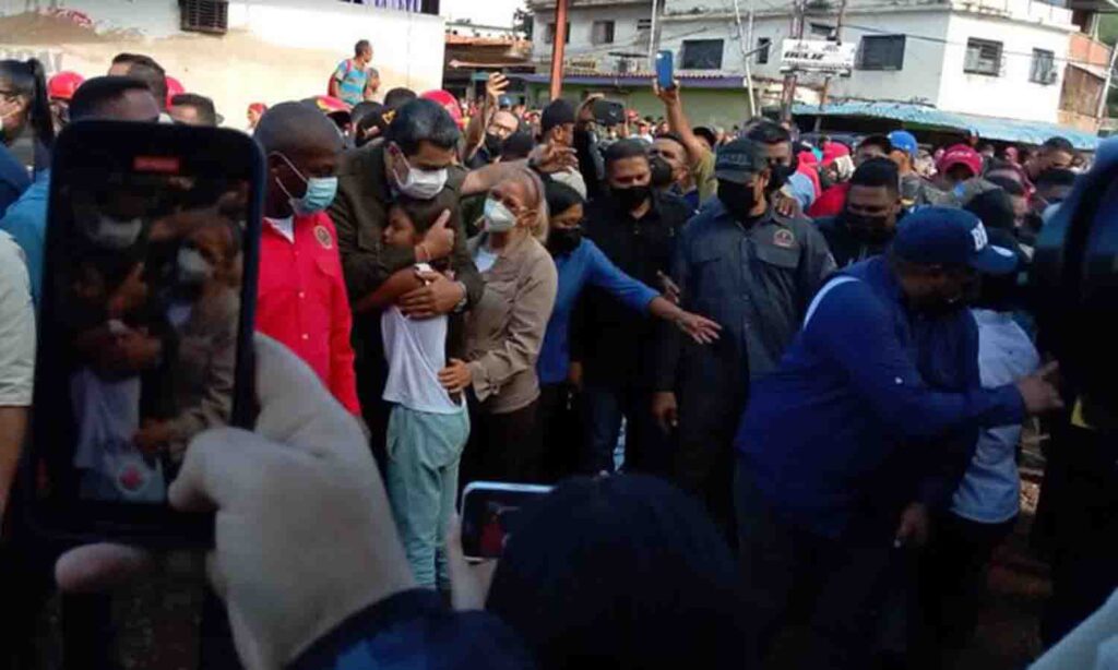 Venezuelan President Nicolás Maduro giving a hug to a small girl that reached him and embraced him during his visit to Las Tejerías, Aragua state, after a tragic landslide hit the small town. Photo: Globovisión.