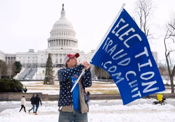 A man waves a flag in front of the US Capitol on Jan. 6, 2021. Photo: AFP.JIJI.