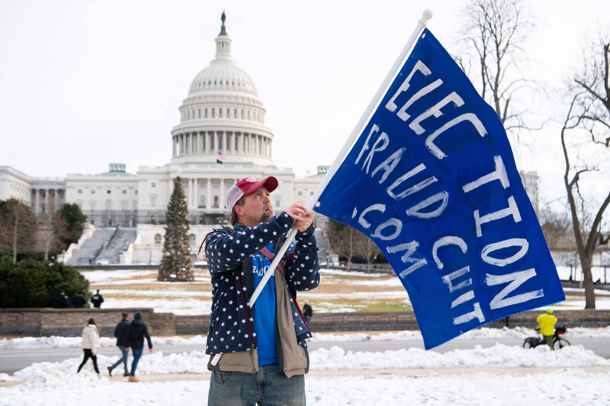 A man waves a flag in front of the US Capitol on Jan. 6, 2021. Photo: AFP.JIJI.