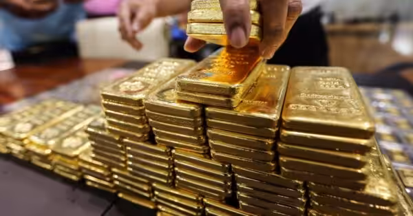 Gold ingots being piled on a table. Photo: RedRadioVE/File photo.