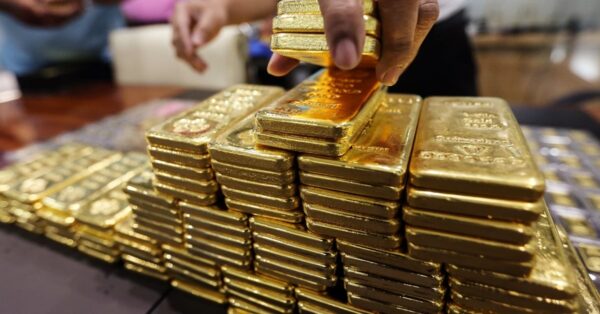 Gold ingots being piled on a table. Photo: RedRadioVE/File photo.