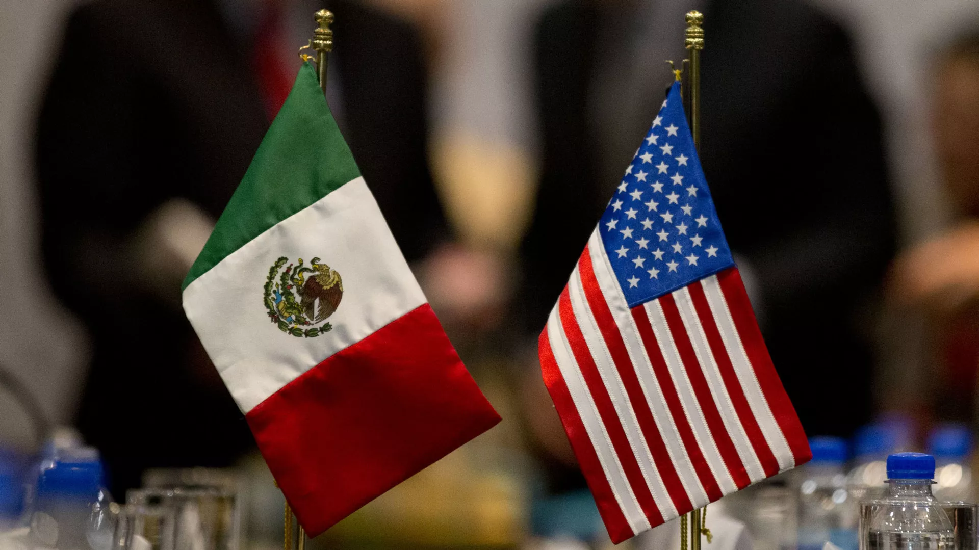 Mexican (left) and US (right) flags. Photo: Sputnik.