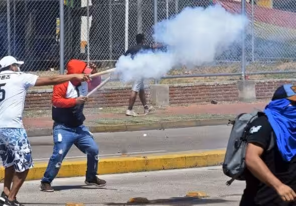 Far-right opposition groups demonstrating in the streets of the city of Santa Cruz, Bolivia. Photo: Getty Images.