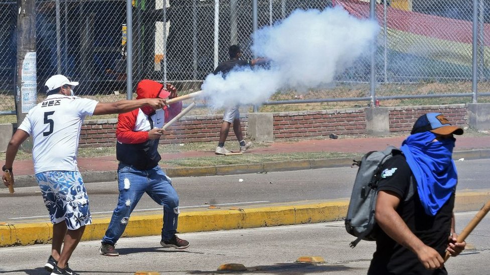 Far-right opposition groups demonstrating in the streets of the city of Santa Cruz, Bolivia. Photo: Getty Images.