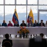 All the delegates participating in the peace talks between the ELN and the Colombian government in Caracas on Monday, November 21, 2022. Photo: EFE.