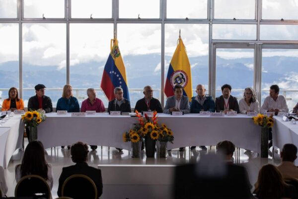 All the delegates participating in the peace talks between the ELN and the Colombian government in Caracas on Monday, November 21, 2022. Photo: EFE.