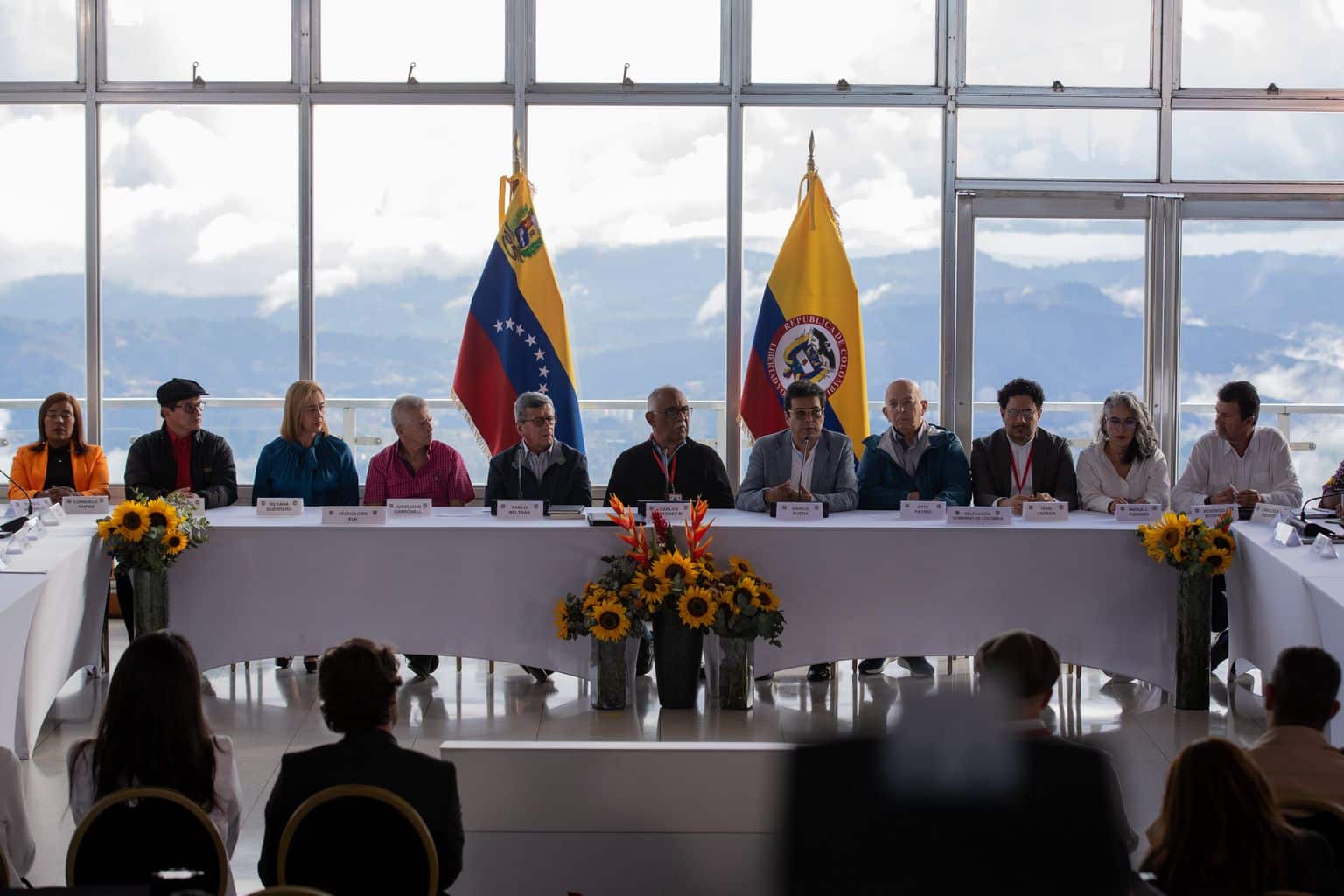 View of all delegates participating in the new round of peace talks between ELN and the Colombian government, launched in Caracas this Monday, November 21, 2022. Photo: EFE.