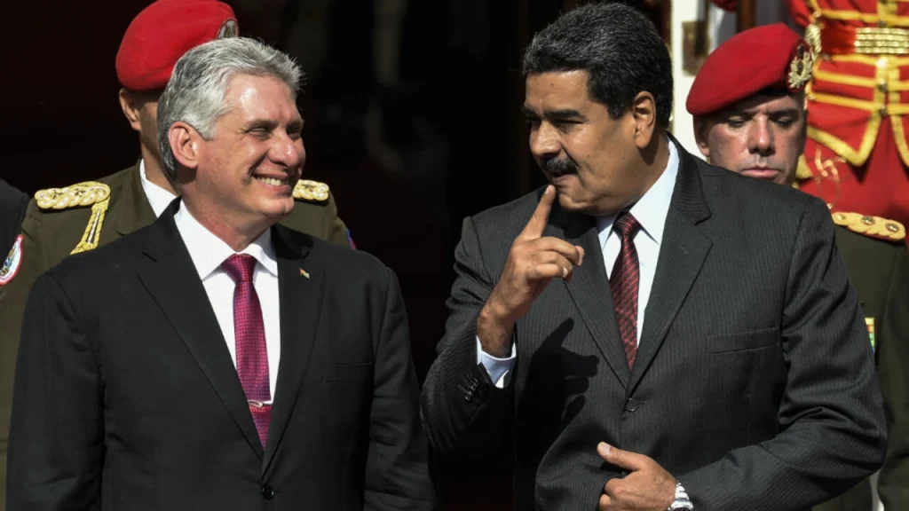 Cuban President Miguel Diaz-Canel (left) and his Venezuelan counterpart Nicolás Maduro (right) in Caracas on May 30, 2018. Photo: Juan Barreto/AFP.