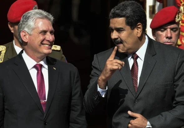 Cuban President Miguel Diaz-Canel (left) and his Venezuelan counterpart Nicolás Maduro (right) in Caracas on May 30, 2018. Photo: Juan Barreto/AFP.