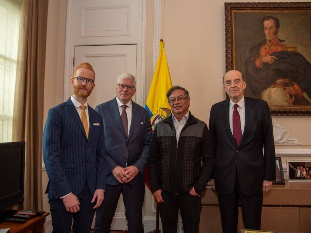 Gustavo Petro engages with Wikileaks representatives to intercede with the US in the Assange case. Photo: Andrea Puentes, WRadio.