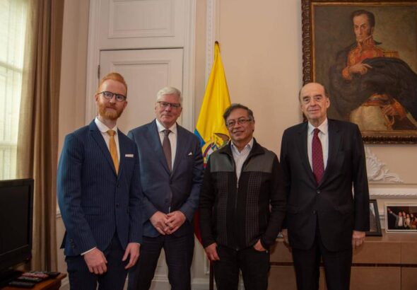 Gustavo Petro engages with Wikileaks representatives to intercede with the US in the Assange case. Photo: Andrea Puentes, WRadio.