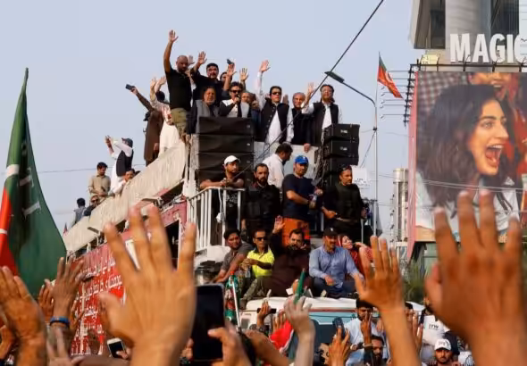 Massive protests in support of Imran Khan. Photo credit: Reuters/Akhtar Soomro.