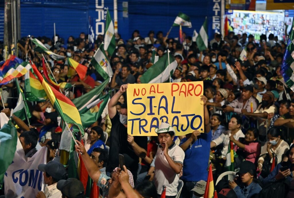 “No to unemployment, yes to work, workers in Santa Cruz protest bosses strike. Photo: AFPPIX.