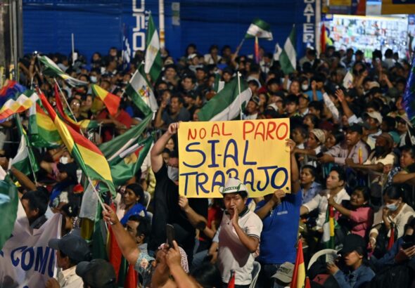 “No to unemployment, yes to work, workers in Santa Cruz protest bosses strike. Photo: AFPPIX.