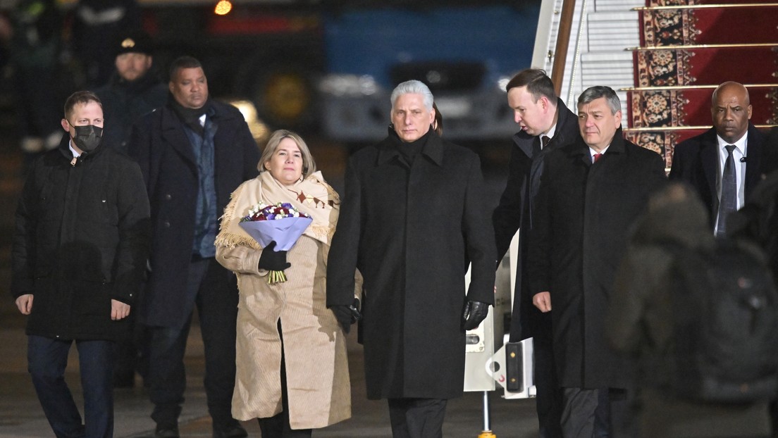 Cuban President Miguel Díaz-Canel and his wife moments after landing in Moscow, Russia. Photo: Ilya Pitalev/Sputnik.