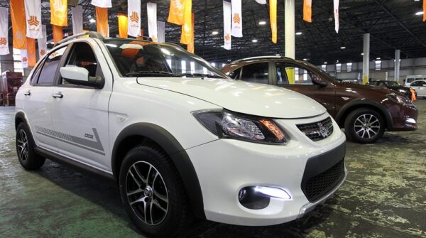 File photo shows a Saina car model manufactured by Iranian automotive company Saipa during a car show in the capital Tehran. Photo by IRNA.