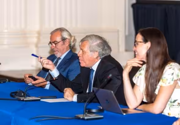 OAS Secretary General Luis Almagro (center), with Marián Vidaurri to his left, at a meeting. Photo: OAS.