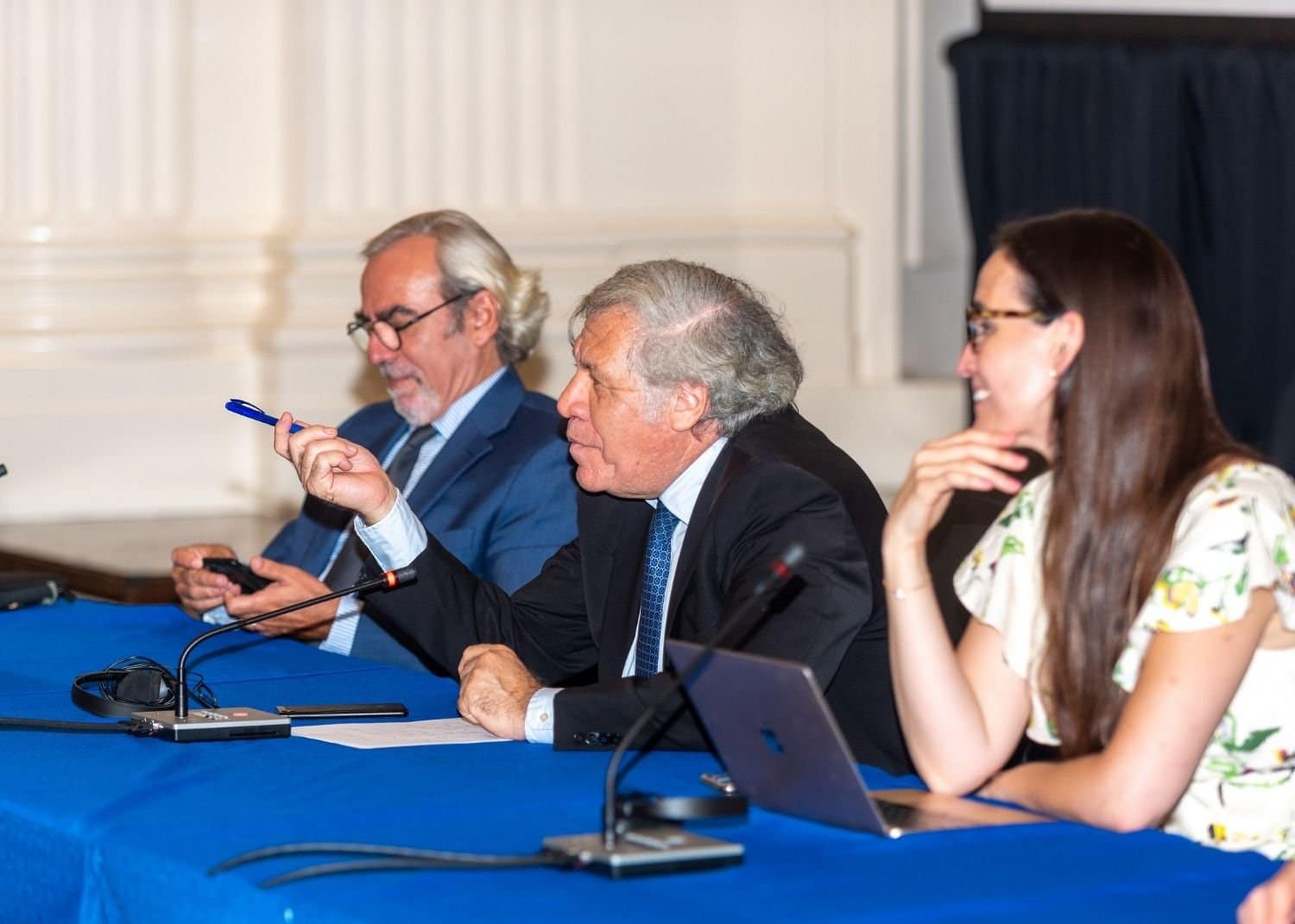 OAS Secretary General Luis Almagro (center), with Marián Vidaurri to his left, at a meeting. Photo: OAS.