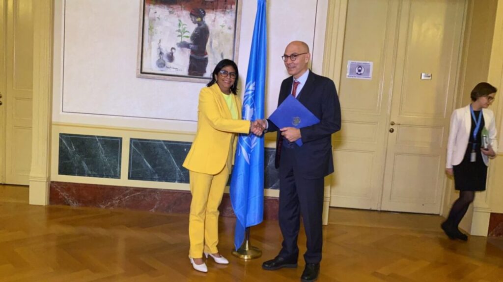 Venezuelan Vice President Delcy Rodríguez meets with the new UN High Commissioner for Human Rights, Volker Türk. Photo: Twitter/@madeleintlSUR.