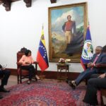 The vice president of Venezuela, Delcy Rodríguez (center left), in a meeting with the minister of Foreign Affairs, Foreign Trade and Immigration of Belize, Eaton Courtenay (center right), in Caracas, Thursday, November 24, 2022. Photo: Twitter/@ViceVenezuela.