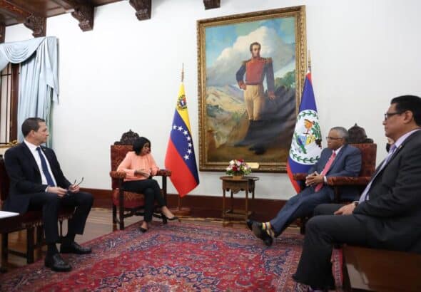The vice president of Venezuela, Delcy Rodríguez (center left), in a meeting with the minister of Foreign Affairs, Foreign Trade and Immigration of Belize, Eaton Courtenay (center right), in Caracas, Thursday, November 24, 2022. Photo: Twitter/@ViceVenezuela.
