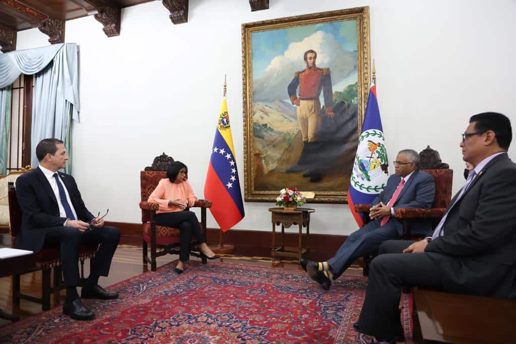 The vice president of Venezuela, Delcy Rodríguez (center left), in a meeting with the minister of Foreign Affairs, Foreign Trade and Immigration of Belize, Eaton Courtenay (center right), in Caracas, Thursday, November 24, 2022. Photo: Twitter/@ViceVenezuela.