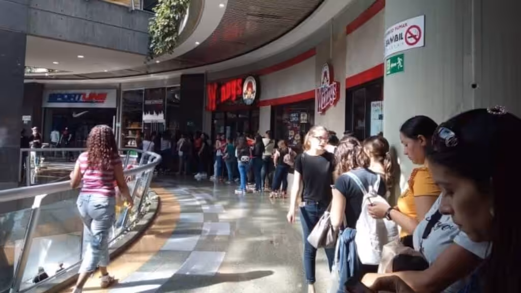 Shoppers wait in line for a Black Friday sale at a shopping mall in Caracas. Photo: El Nacional/GDA.