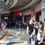 Shoppers wait in line for a Black Friday sale at a shopping mall in Caracas. Photo: El Nacional/GDA.