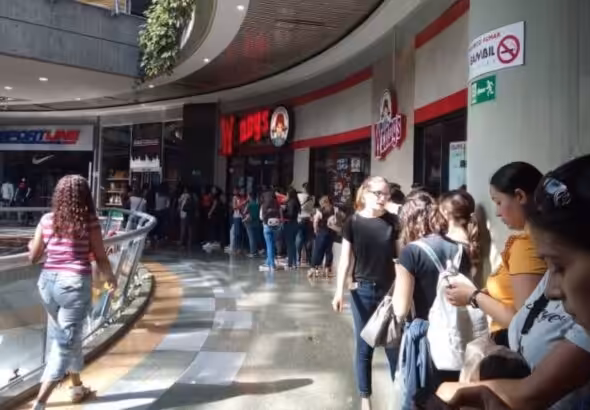 Shoppers wait in line for a Black Friday sale at a shopping mall in Caracas. Photo: El Nacional/GDA.