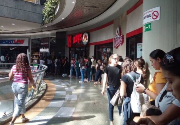 Shoppers wait in line for a Black Friday sale at a shopping mall in Caracas. Photo: El Nacional/GDA.