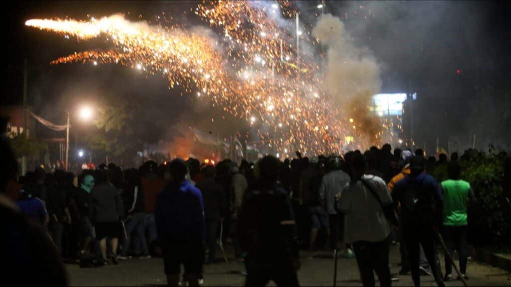Right-wing coup plotters and left-wing supporters of the Bolivian government clash in La Guardia municipality, Santa Cruz department, Bolivia, on November 1. Photo: Página Siete.