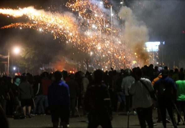 Right-wing coup plotters and left-wing supporters of the Bolivian government clash in La Guardia municipality, Santa Cruz department, Bolivia, on November 1. Photo: Página Siete.