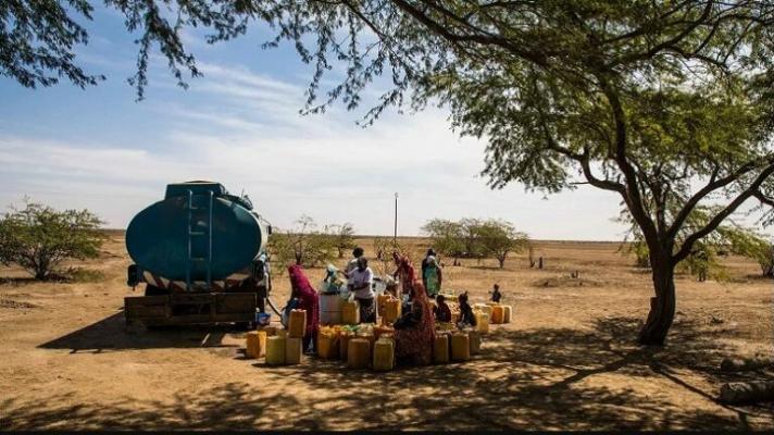 People filling up tanks with water from a truck. Photo: Vincent Tremeau.